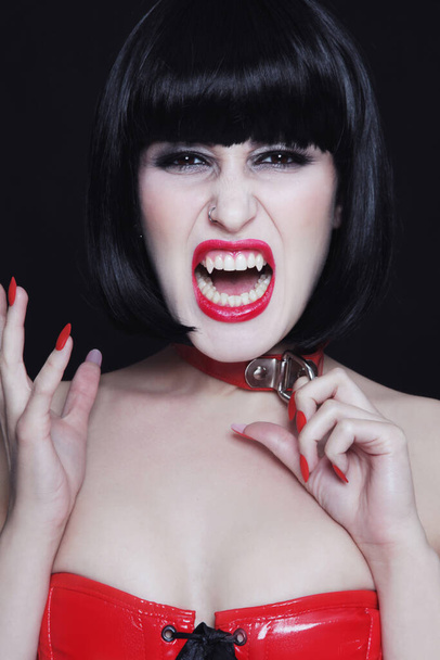 Young beautiful gothic brunette with vampire fangs screaming - Fotoğraf, Görsel