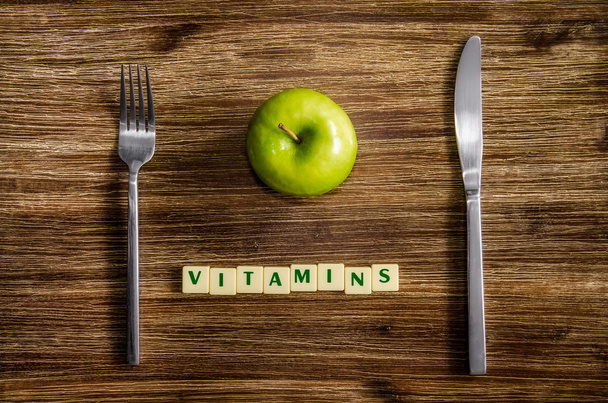 příbory a apple na dřevěný stůl s znamení vitamíny - Fotografie, Obrázek