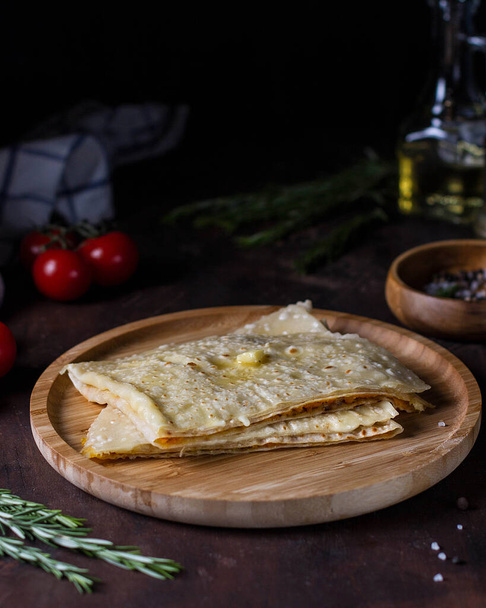 The national dish of Dagestan is chudu with cheese on a round wooden plate. - Valokuva, kuva