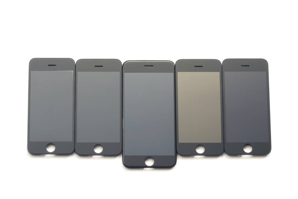 Пять новых черных экранов от телефона на белом фоне
. - Фото, изображение
