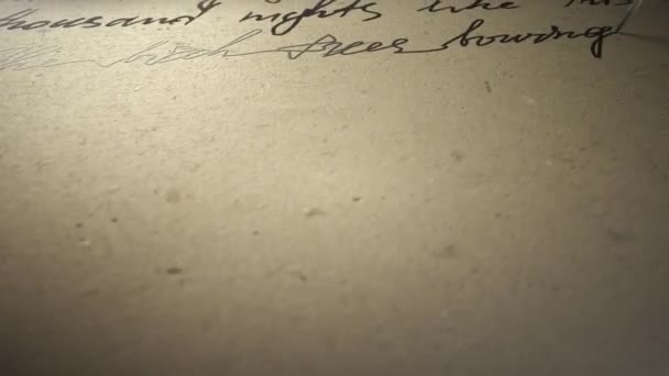Tuschstift schreibt Gedichte auf altem Papier - Filmmaterial, Video