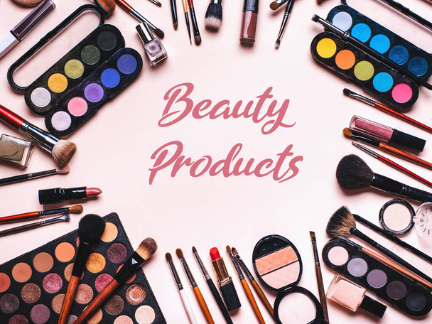 Szépségápolási termékek. Dekoratív női kozmetikumok felülnézetből - Fotó, kép