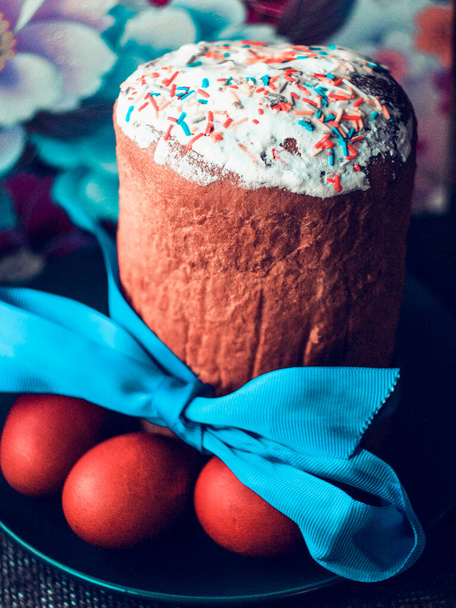 beautyfull Easter cake and colored eggs on Easter day - Photo, image