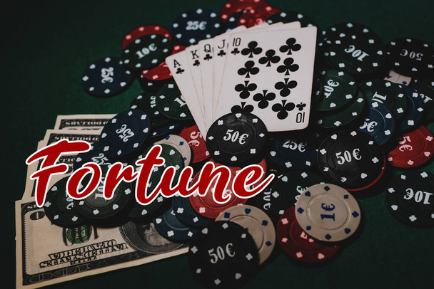 Концепция игры в покер. Карты и фишки с деньгами
 - Фото, изображение