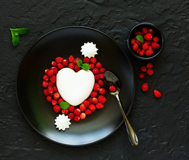 modern dessert from creamy mousse with wild strawberry. - Foto, Bild