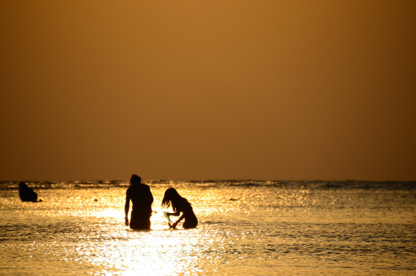 Paar schnorchelt bei Sonnenaufgang - Foto, Bild