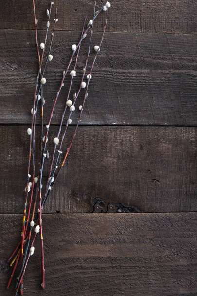 Гілки верби на дерев'яному столі
 - Фото, зображення