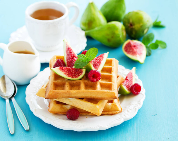 Homemade waffles with caramel sauce, figs and raspberries. - Foto, immagini
