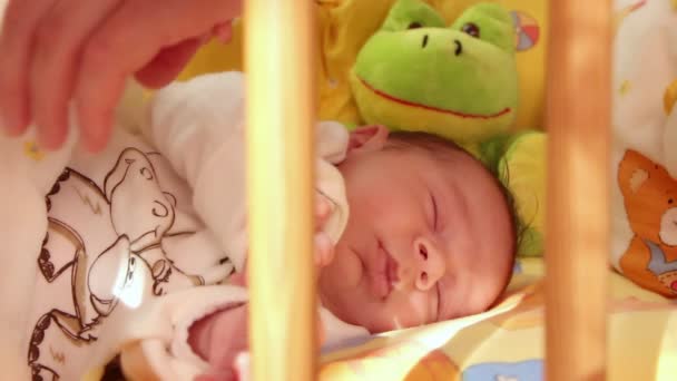 Mãe beijando seu bebê adormecido
 - Filmagem, Vídeo