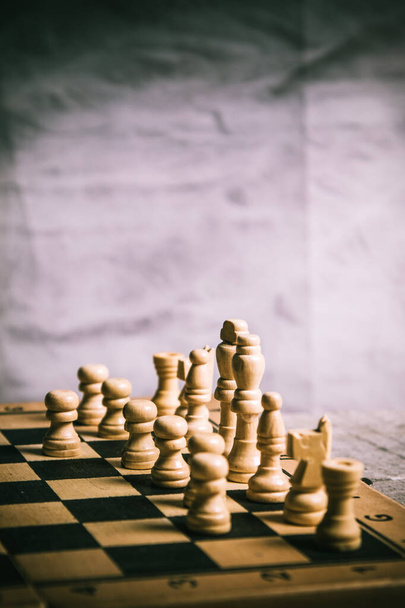 Σκηνή σκακιού σε ξύλινη σκακιέρα - Φωτογραφία, εικόνα
