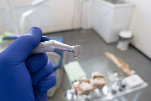 歯科医院の歯科用具、歯科用器具、歯科単位の先端をクローズアップする。歯と口腔の健康をきれいにするためのツール. - 写真・画像