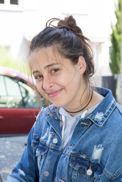 felice adolescente ragazza sorridente giovane donna sulla strada della città estiva
 - Foto, immagini