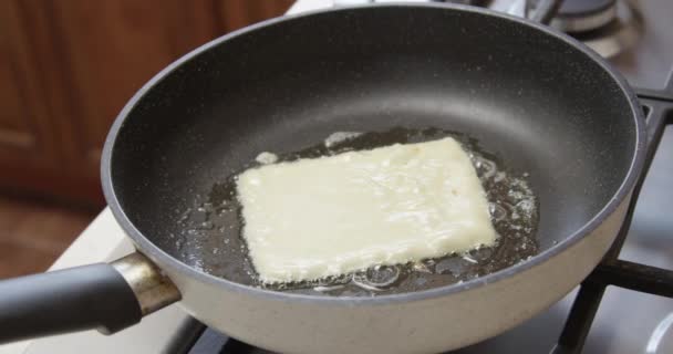 Τυρί και ψωμί σε ένα τηγάνι γυρίσματα στην κόκκινη κάμερα - Πλάνα, βίντεο
