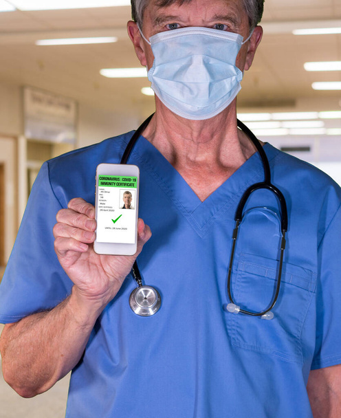 Концепция врача-мужчины с сертификатом иммунитета на смартфон и возвращение к работе в больницу
 - Фото, изображение