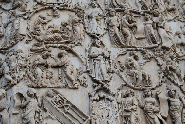 Detalhe da fachada da Catedral de Orvieto. Umbria, Itália
. - Foto, Imagem
