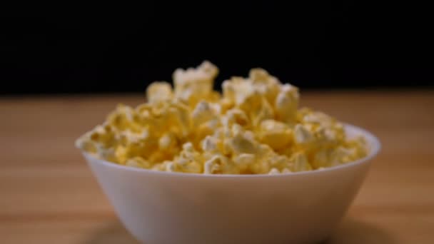 Popcorn σε ένα μπολ σε closeup - Πλάνα, βίντεο