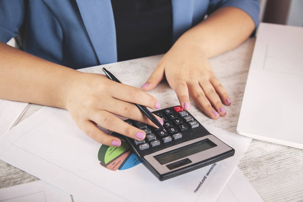woman hand calculator on  the office desk - Foto, Imagem