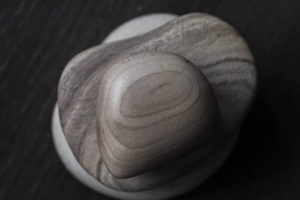 Madeira com textura de pedra é feita de madeira
 - Foto, Imagem