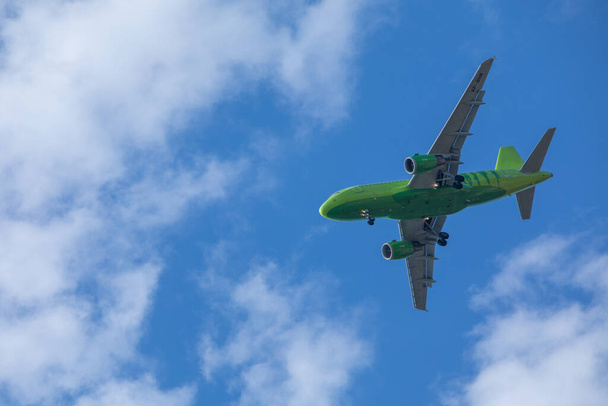 letadlo na obloze cestovní koncept kopírovat prostor - Fotografie, Obrázek