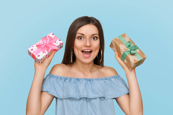 Güzel seksi kadın elinde iki güzel hediye kutusu tutuyor. Bir sürü hediye, hediye seçimi.. - Fotoğraf, Görsel