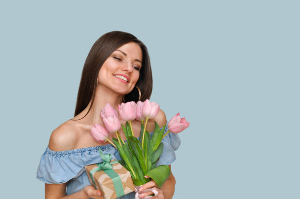Pembe lale çiçekleriyle gülümseyen güzel seksi kadın. Anneler günü tatili.. - Fotoğraf, Görsel