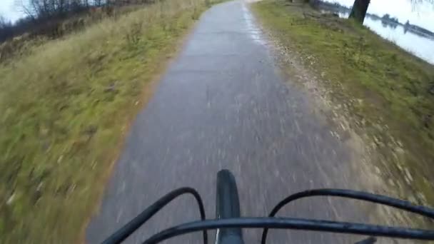 Ποδήλατο κομμάτι σε ένα χωματόδρομο κατά μήκος του ποταμού - Πλάνα, βίντεο