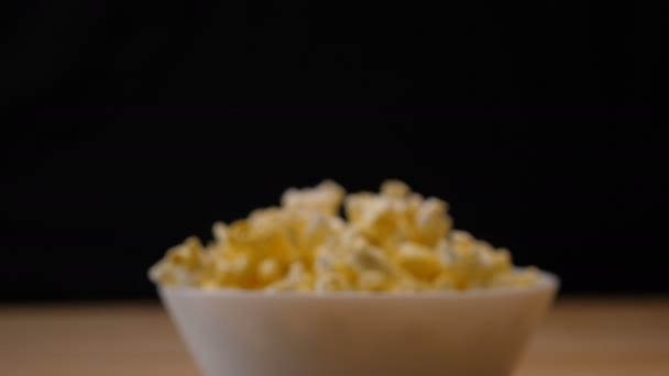 Popcorn σε ένα μπολ σε closeup - Πλάνα, βίντεο