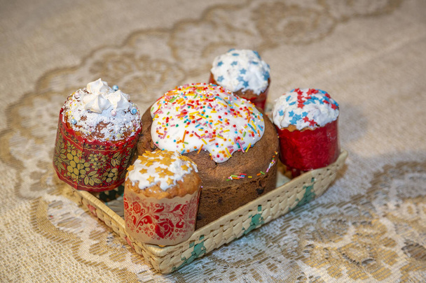 Colorido pastel festivo delicioso recién horneado para Pascua ortodoxa en la mesa
 - Foto, imagen