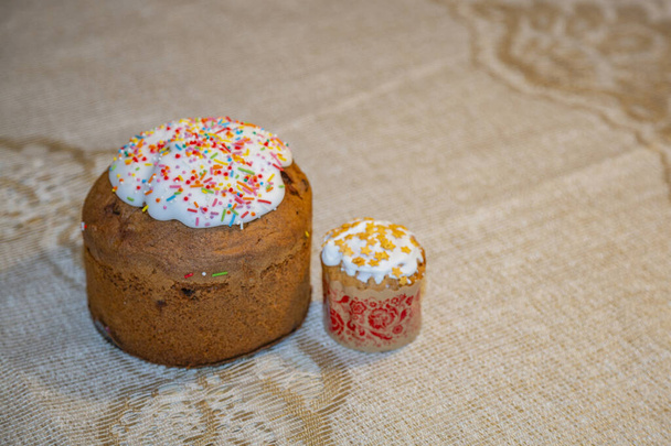 Цветной свежеиспеченный вкусный праздничный торт на Пасху на столе
 - Фото, изображение