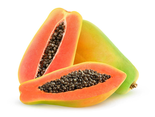 Vereinzelte Papayafrüchte. Eine ganze Papaya und eine halbierte Papaya isoliert auf weißem Hintergrund - Foto, Bild