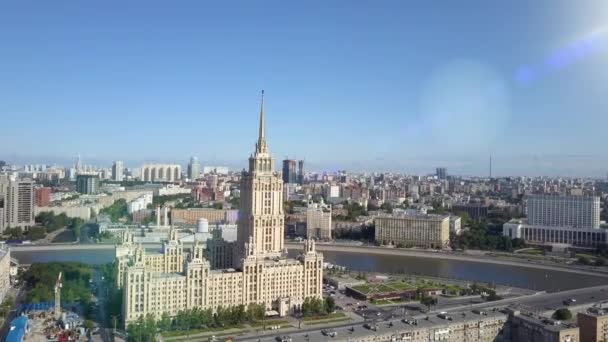 Vue aérienne de l'hôtel Ukraine à Moscou. Bâtiment du gouvernement et gratte-ciel de grande hauteur de l'ancien Staline soviétique au centre de la ville moderne de Moscou, en Russie. Kutuzov avenue trafic de jour
. - Séquence, vidéo