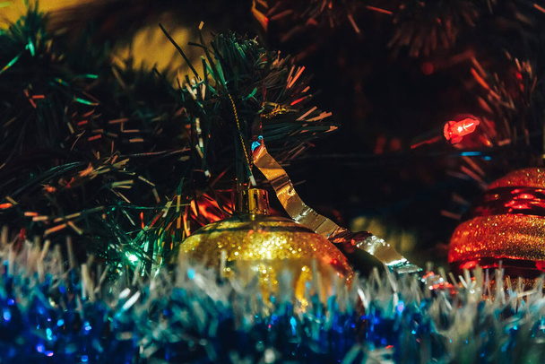 Χριστουγεννιάτικο δέντρο στέκεται στο δωμάτιο γυρίσματα close-up - Φωτογραφία, εικόνα
