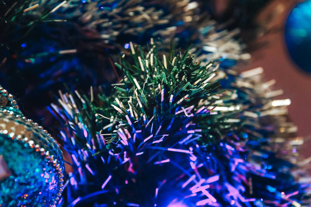 Vánoční stromek stojí v místnosti natáčení zblízka - Fotografie, Obrázek