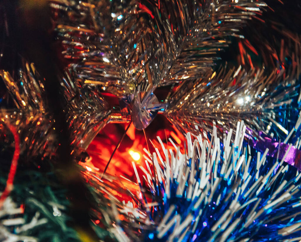 Christmas tree with Christmas decorations is indoor shooting close-up - Foto, Bild