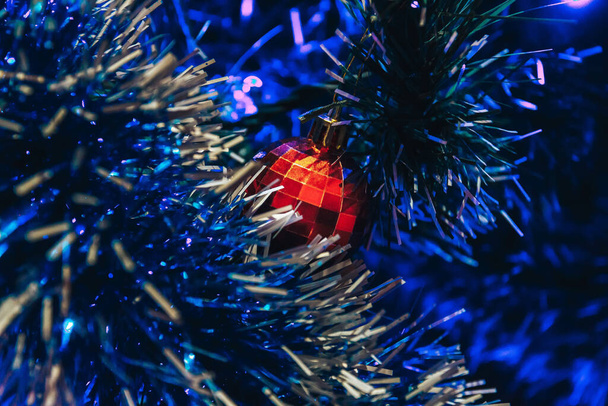 Vánoční stromeček s vánoční výzdobou je vnitřní natáčení zblízka - Fotografie, Obrázek