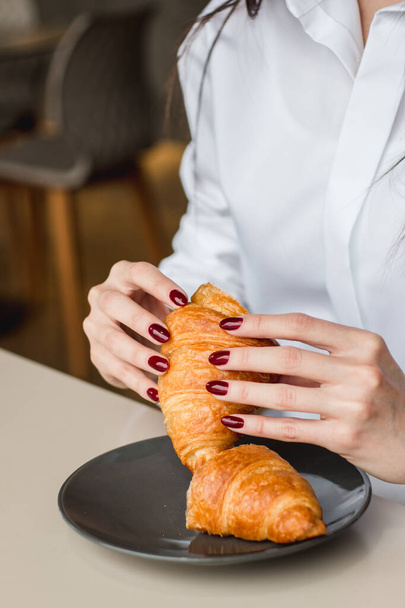 Hermosa chica comiendo croissant casero fresco
 - Foto, Imagen