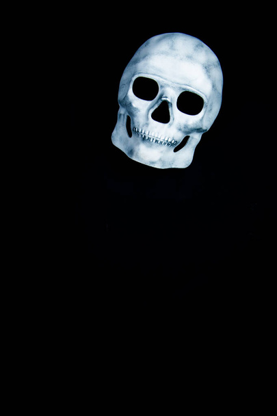 Λευκή μάσκα κρανίου σε μαύρο φόντο - Φωτογραφία, εικόνα
