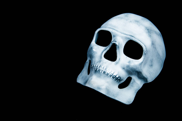 Fehér koponya maszk egy fekete háttér - Fotó, kép