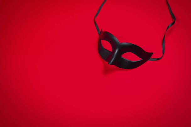 Máscara negra sexy sobre fondo rojo
 - Foto, imagen