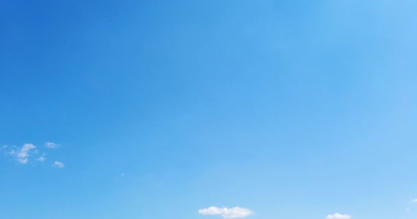 Nuvole bianche con sfondo cielo blu - Filmati, video