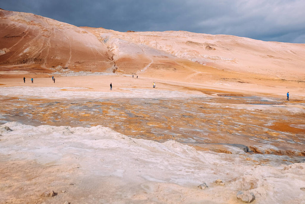 manantiales sulfúricos en iceland desierto de arena amarilla y turistas caminando en verano
 - Foto, Imagen