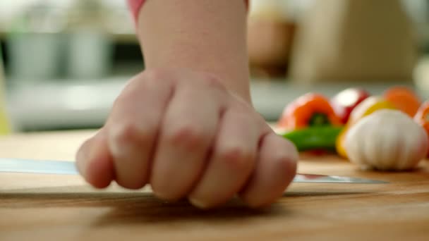 mani premendo sull'aglio e staccandolo da vicino
 - Filmati, video