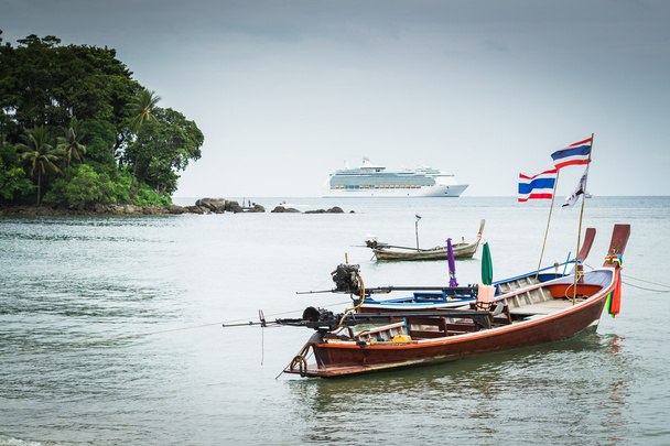 bateaux à queue longue avec une croisière sur la mer d'andaman
 - Photo, image