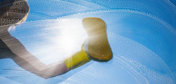 detergente per finestre con tergicristallo e tergicristallo in una giornata di sole
 - Foto, immagini