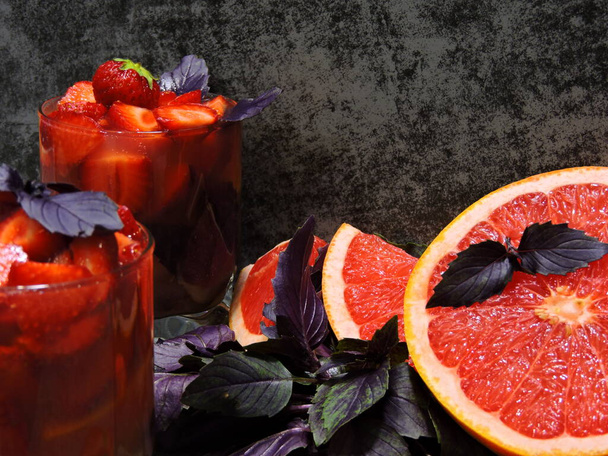 Verfrissende detox drank voor gewichtsverlies met aardbeien, grapefruit en blauwe basilicum. Koekje van heerlijke en gezonde voeding. Detox producten voor een ideale figuur. - Foto, afbeelding