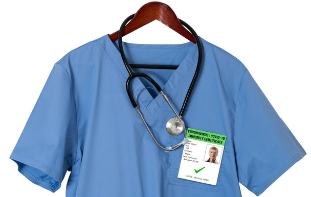 Bluzka z niebieskim fartuchem dla profesjonalisty z certyfikatem odporności - Zdjęcie, obraz