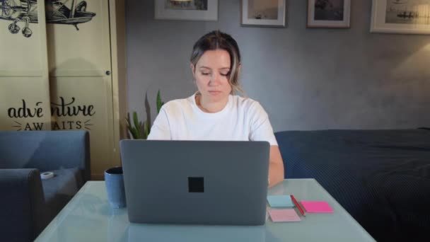 Fókuszált nő távolsági tanár online oktató viselni fejhallgató konferenciát a laptop kommunikálni a diák webkamera video hívás chat magyarázza természetesen segíteni e tanulás számítógépes oktatás koncepció - Felvétel, videó