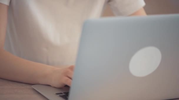 Close-up of a laptop keyboard and after a cheerful beautiful young girl. - Filmmaterial, Video