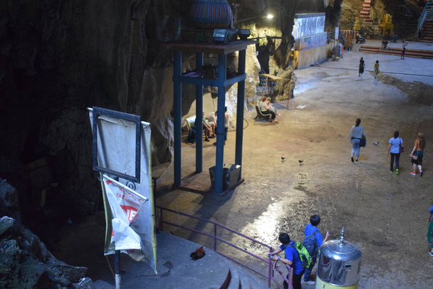 Batu grotten, de grootste hindoe tempel buiten India. Zicht op standbeeld van Lord Murugan, The Holy Batu Caves nabij Kuala Lumpur, Maleisië - Foto, afbeelding