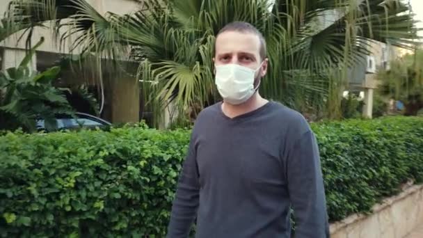 portrait. un homme portant un masque médical marche dans la rue. pandémie
. - Séquence, vidéo
